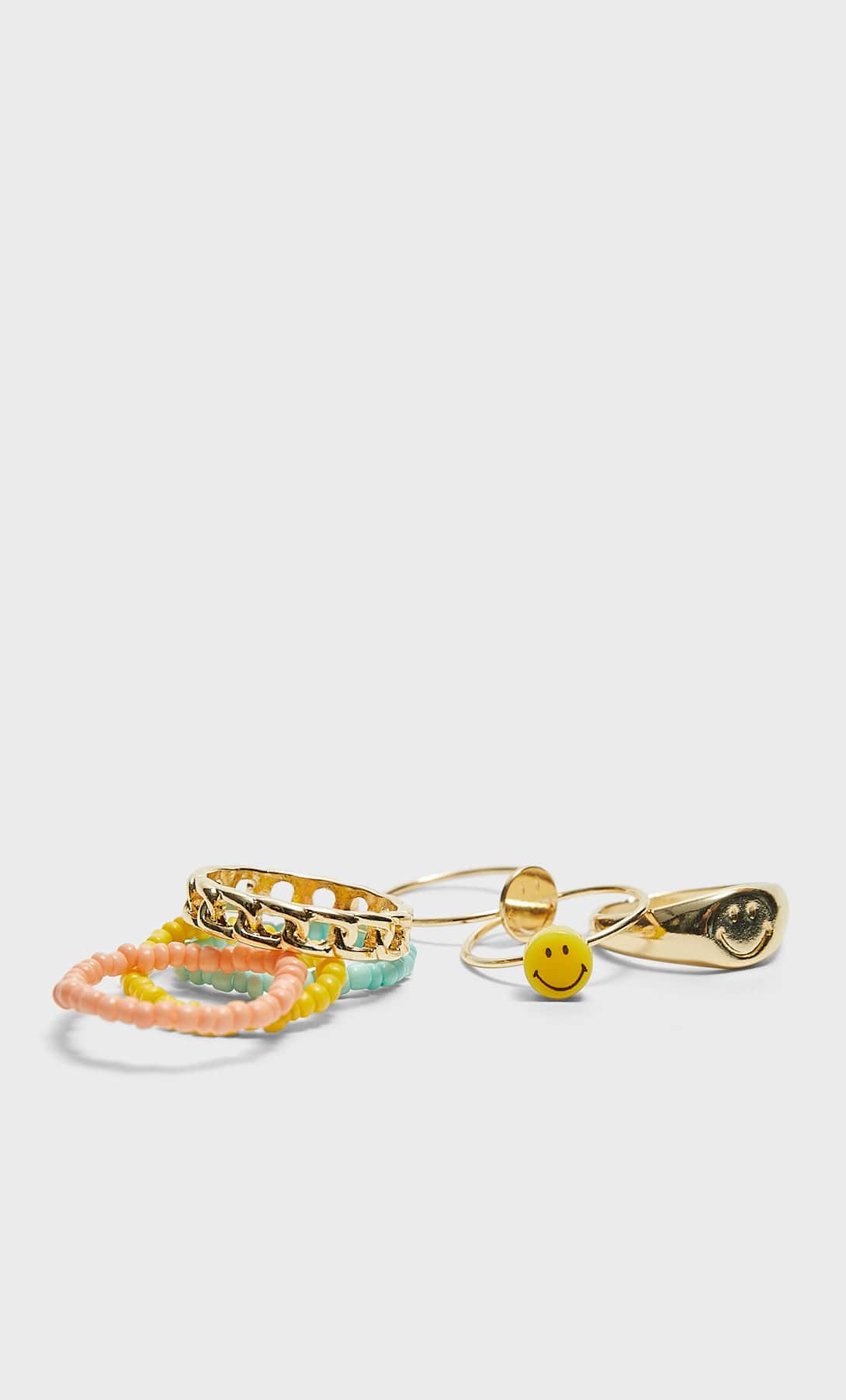 Stradivarius presenta su nueva colecci&oacute;n de bisuter&iacute;a cargada de sonrisas y flores