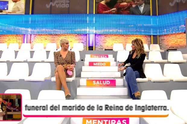 Ana Mar&iacute;a Ald&oacute;n hablando con Emma Garc&iacute;a en 'Viva la Vida' sobre las palabras que dijo ayer Roc&iacute;o Flores./Telecinco