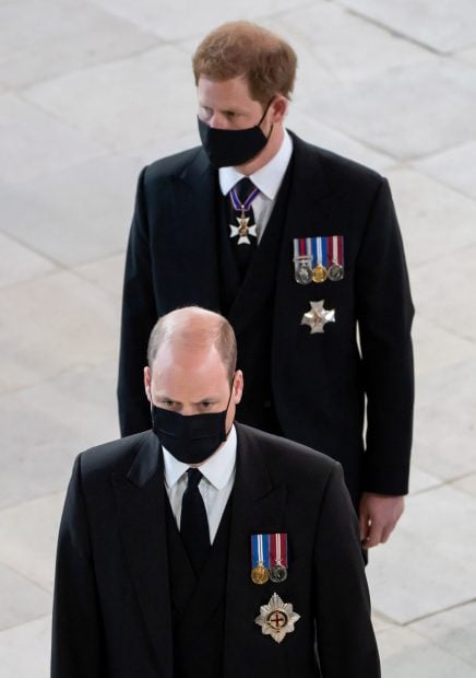 El pr&iacute;ncipe Harry y el pr&iacute;ncipe Guillermo en el funeral del duque de Edimburgo. Su primera toma de contacto tras estar un a&ntilde;o sin verse./Gtres