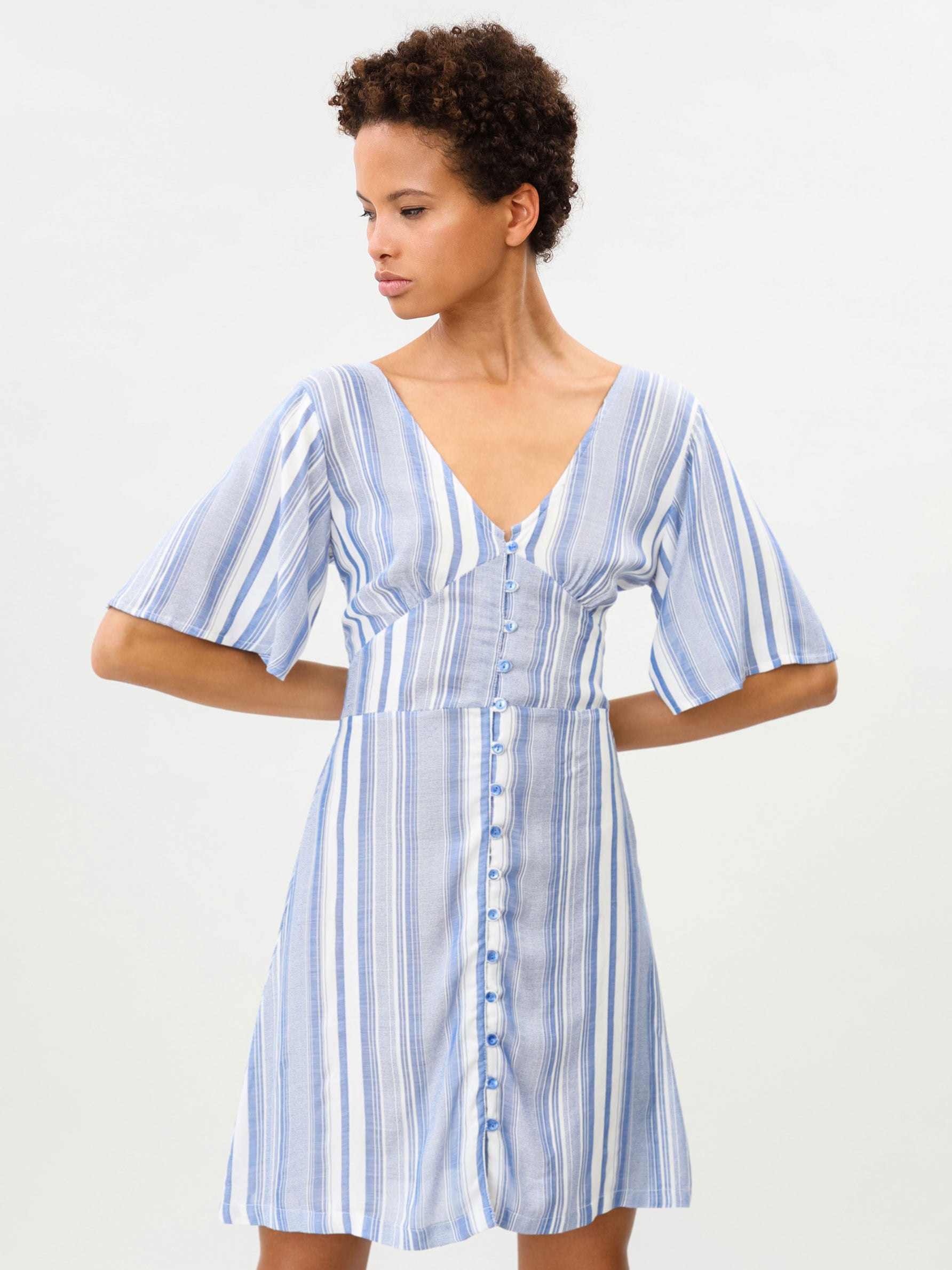 Lefties tiene el vestido de rayas verticales que te har&aacute; parecer m&aacute;s delgada