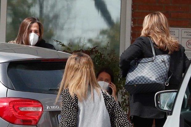 Las hermanas de Ana Obreg&oacute;n han ido a buscar a su madre este lunes / Gtres