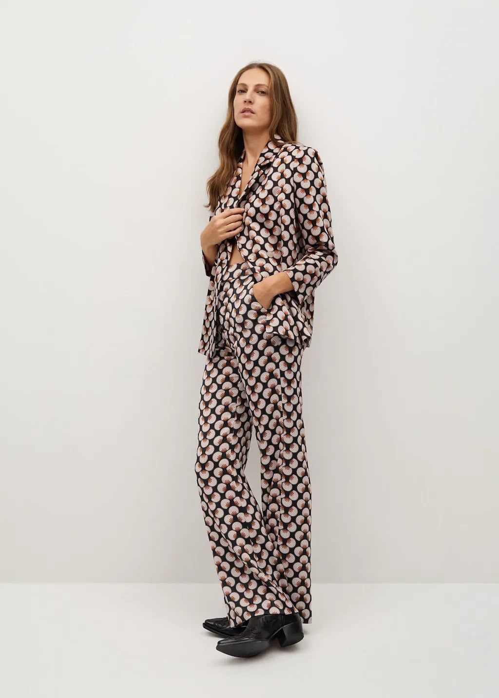 Este es el traje rebajado de Mango con aires setenteros de Nuria Roca