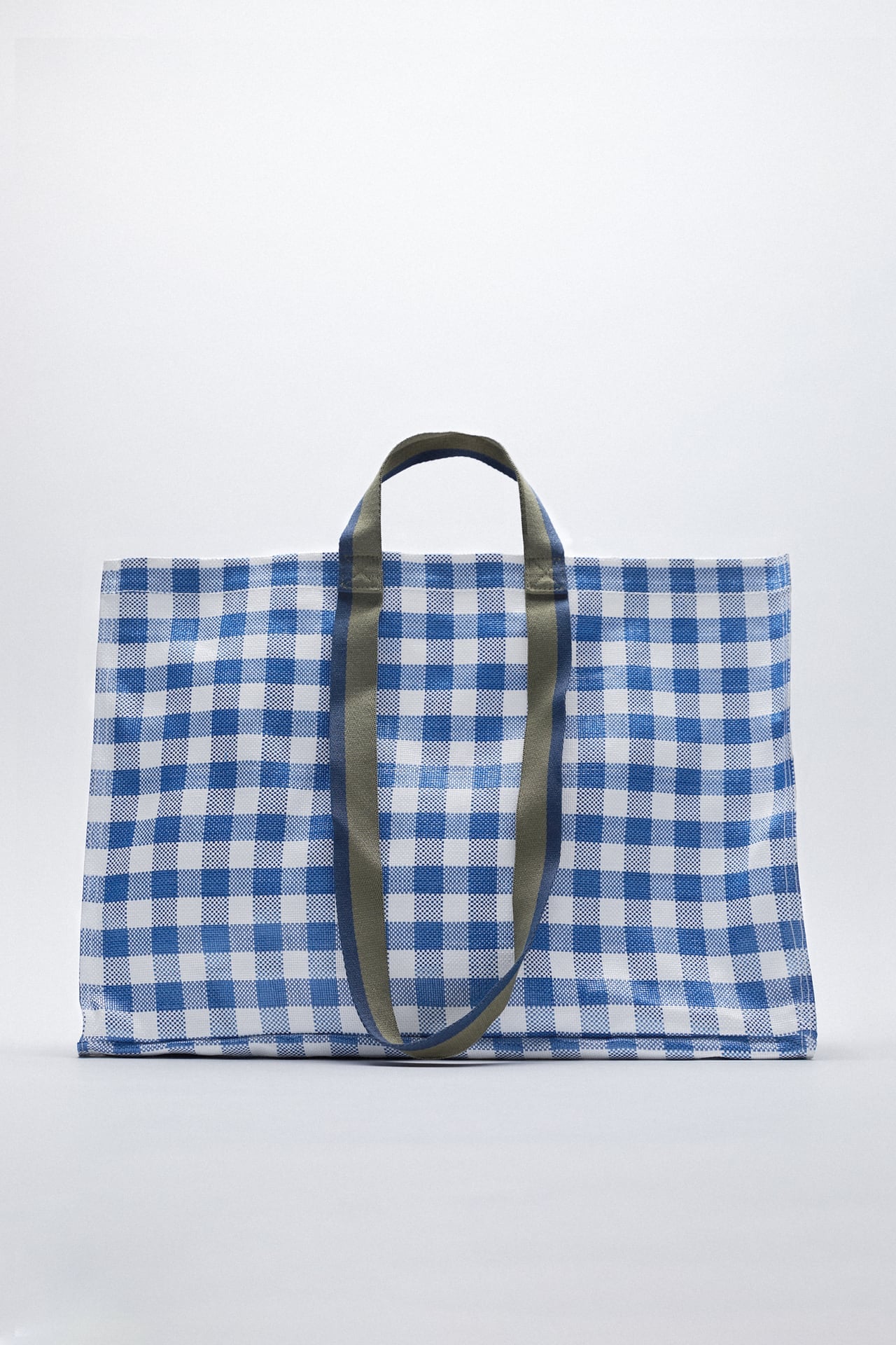 El nuevo bolso personalizable de Zara, vers&aacute;til, resistente y c&oacute;modo vale solo 17 euros