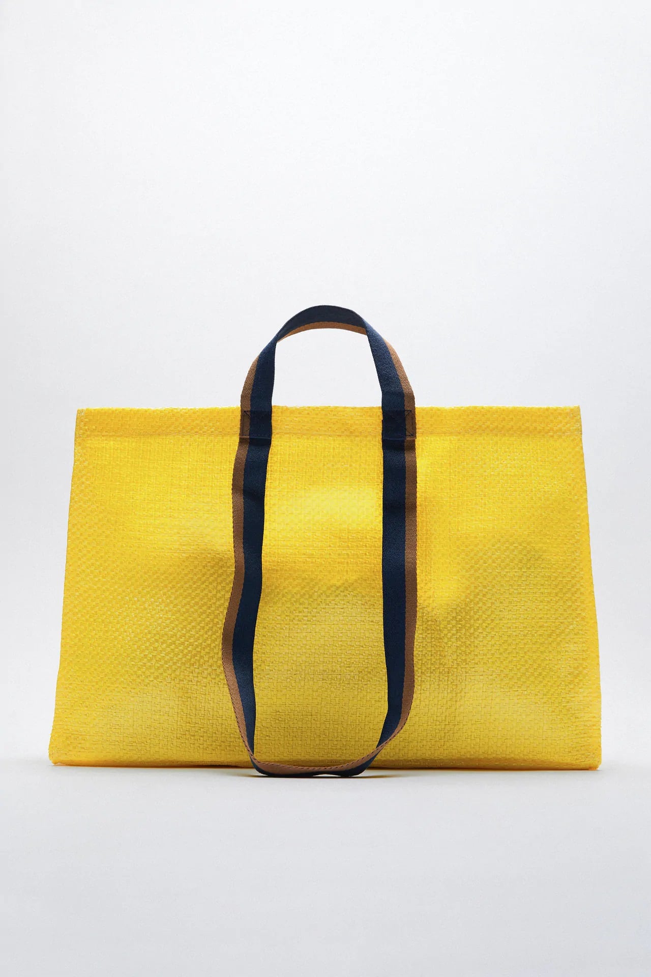 El nuevo bolso personalizable de Zara, vers&aacute;til, resistente y c&oacute;modo vale solo 17 euros