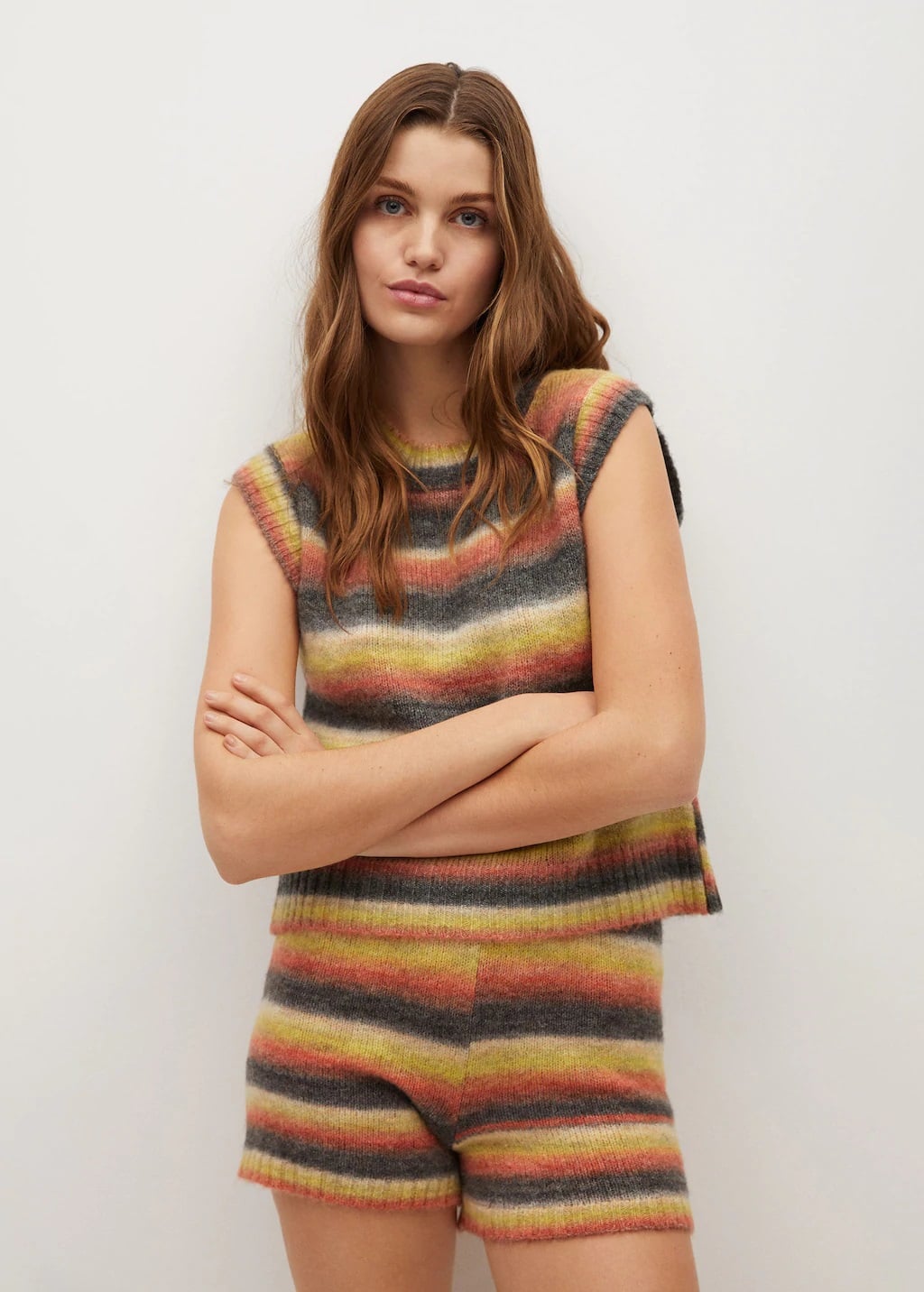 Amelia Bono se apunta a la moda del chaleco viral de Mango