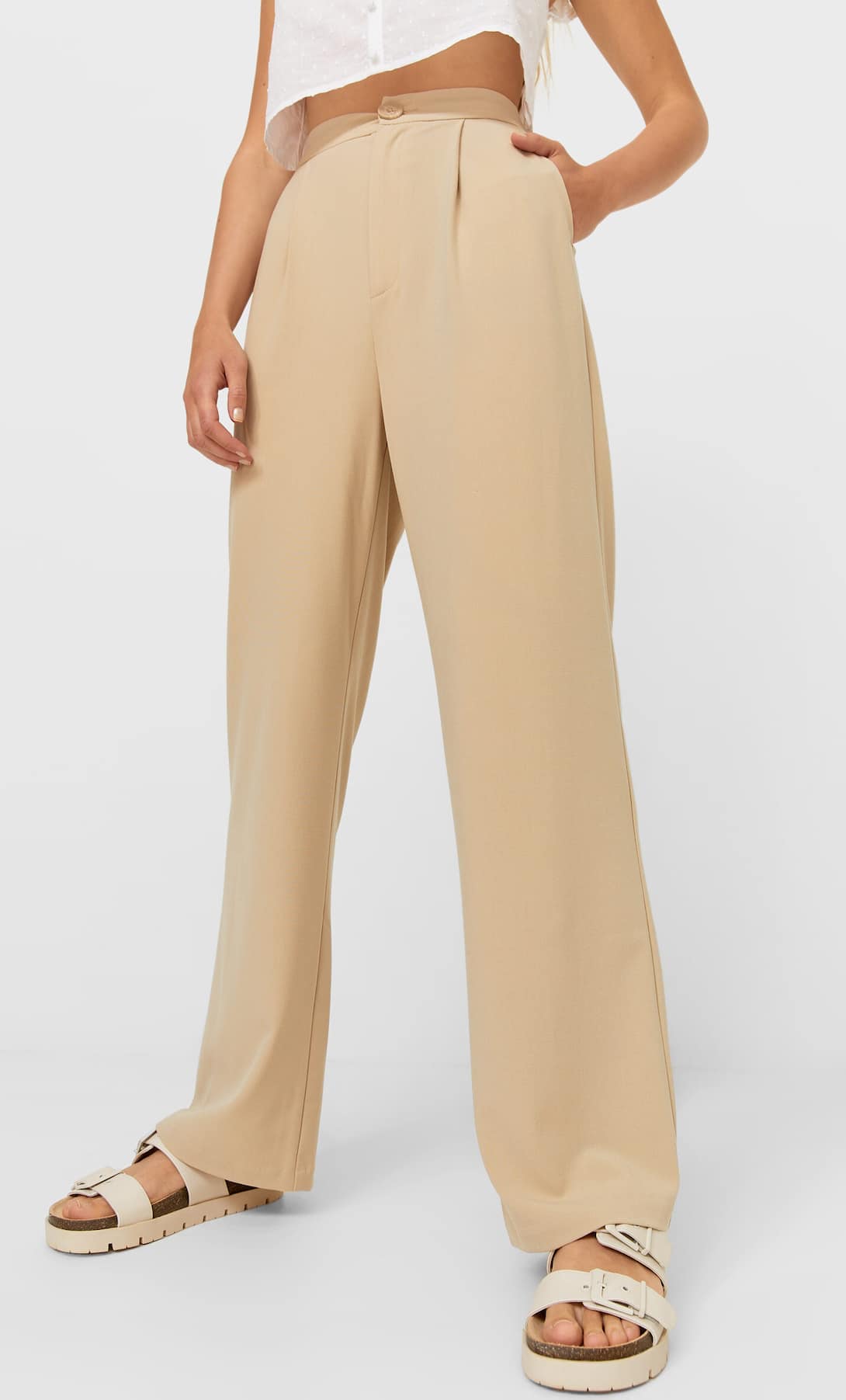 El pantal&oacute;n recto de Stradivarius de menos de 20 euros afina la cintura y alarga las piernas
