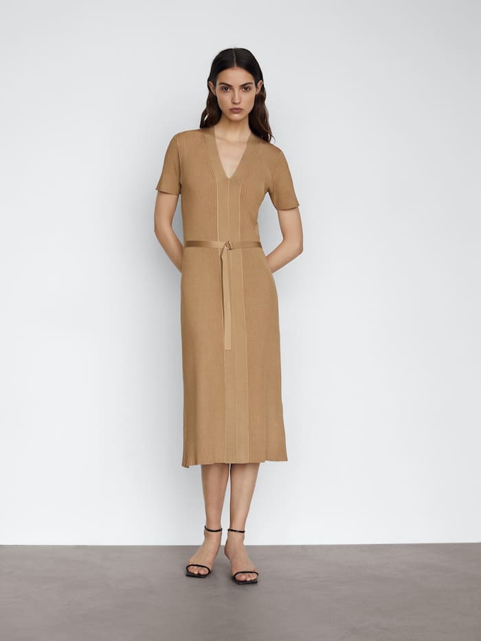 La versi&oacute;n primavera 2021 del vestido de punto de Massimo Dutti de Letizia