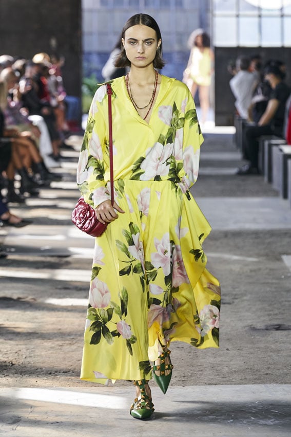 Mango dise&ntilde;a una falda id&eacute;ntica a la falda de 2.000 euros m&aacute;s primaveral de Valentino