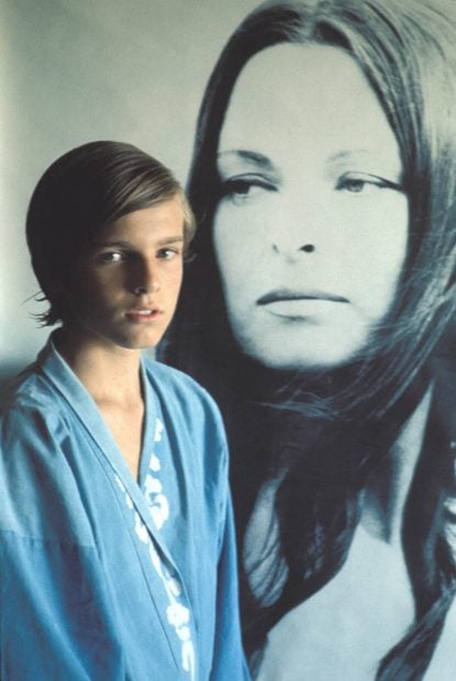 Miguel Bosé, con un retrato de su madre Lucía / Gtres
