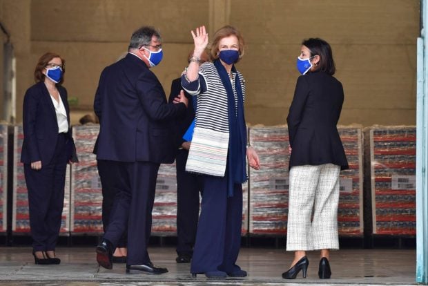 Do&ntilde;a Sof&iacute;a ha visitado el Banco de Alimentos de Sevilla / Gtres