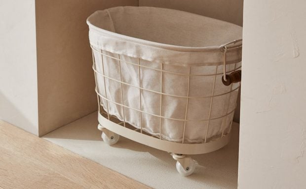 Zara Home bate r&eacute;cords de ventas con esta incre&iacute;ble cesta de la ropa con ruedas 