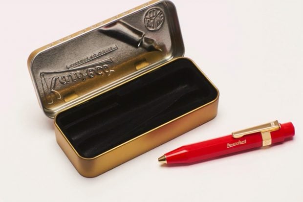 Bol&iacute;grafo rojo con estuche de la nueva secci&oacute;n de Zara./Zara
