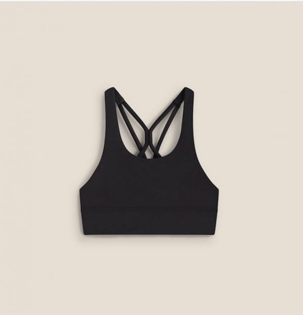 Top de la nueva colecci&oacute;n para ni&ntilde;as de Oysho que cuenta con el detalle de las tiras en la zona de la espalda./Oysho