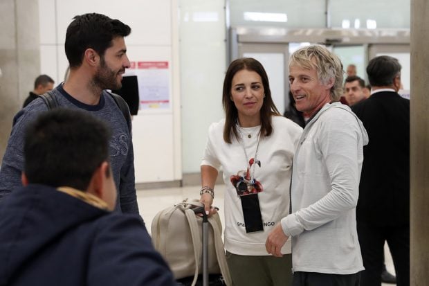 Paula Echevarr&iacute;a, Miguel Torres y Jes&uacute;s Calleja en el aeropuerto de Madrid./Gtres