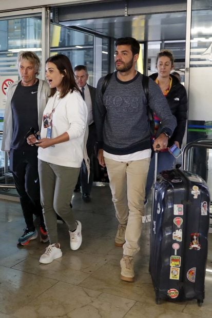 Paula Echevarr&iacute;a, Miguel Torres y Jes&uacute;s Calleja en el aeropuerto de Madrid./Gtres
