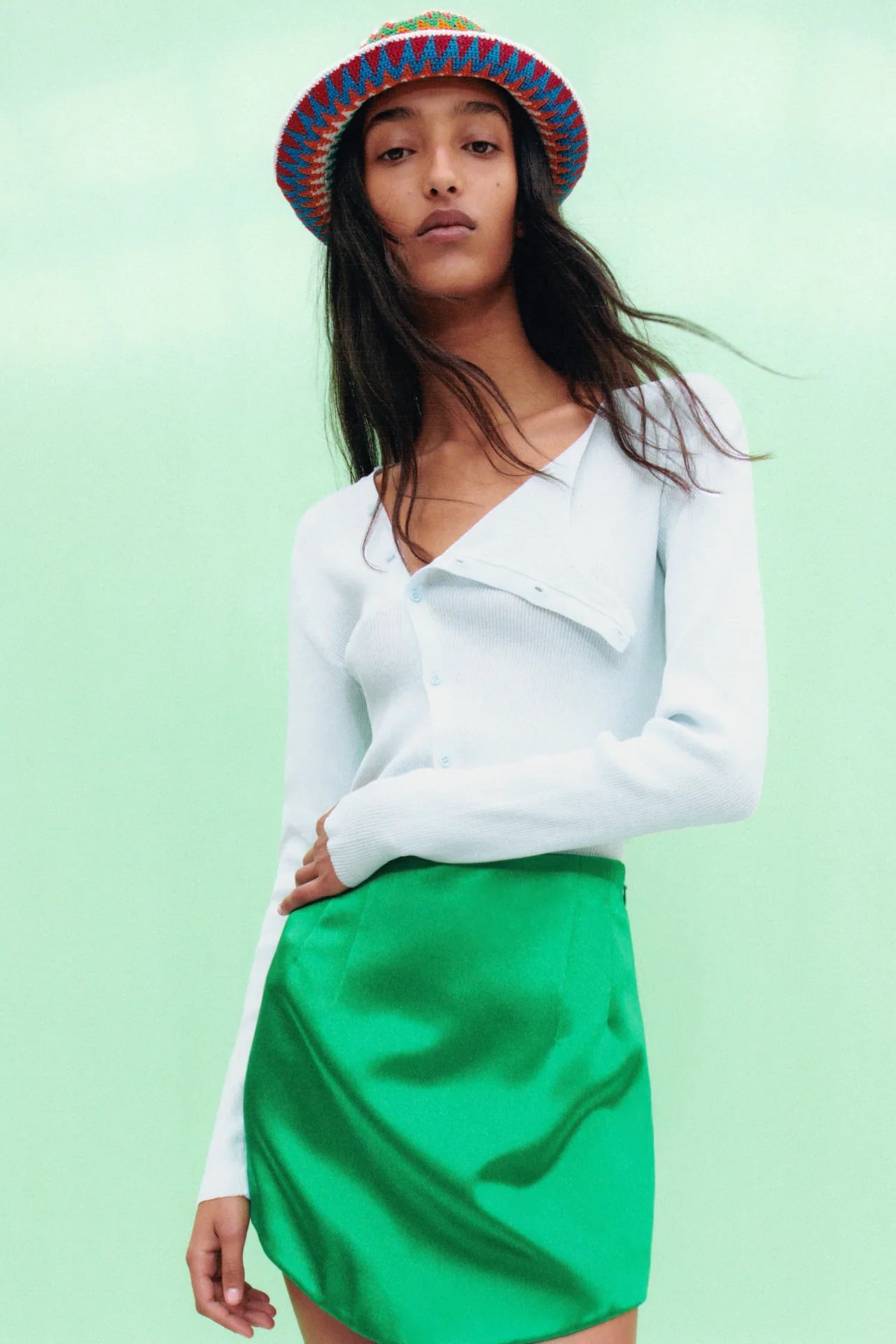 Zara clona la minifalda verde satinada m&aacute;s famosa de Carrie Bradshaw