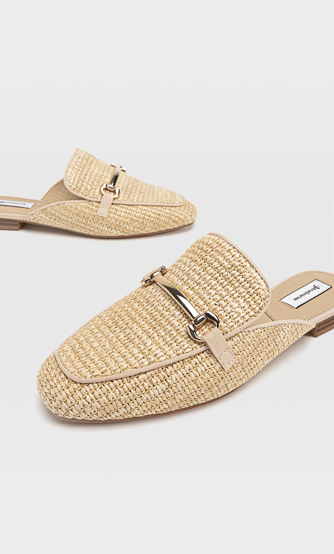 Los mule de rafia de Stradivarius revolucionan la primavera