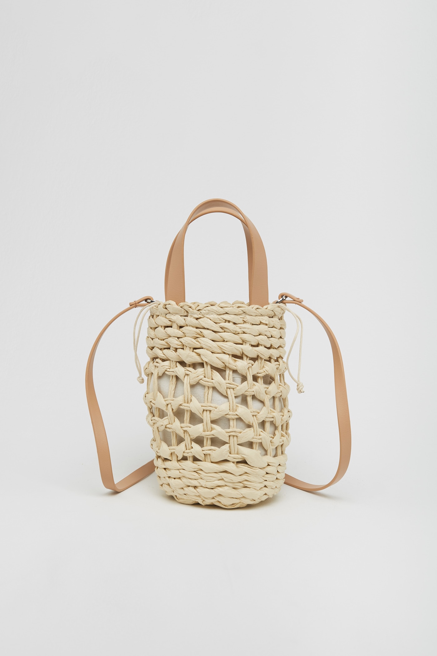 Sfera se inspira en el original bolso cilíndrico de Loewe de 400 euros