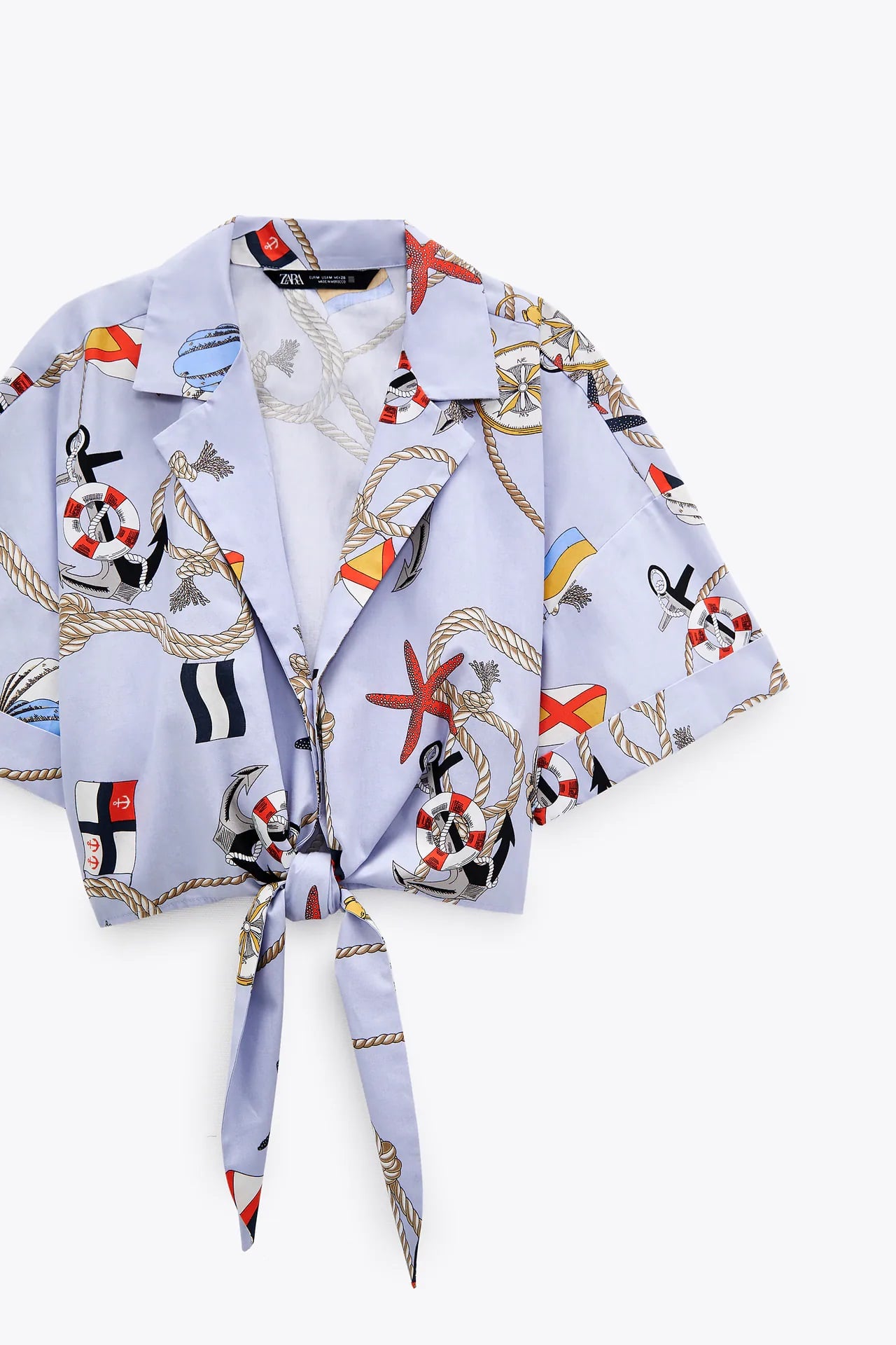 Zara tiene la camisa estampada que te har&aacute; parecer m&aacute;s alta y delgada