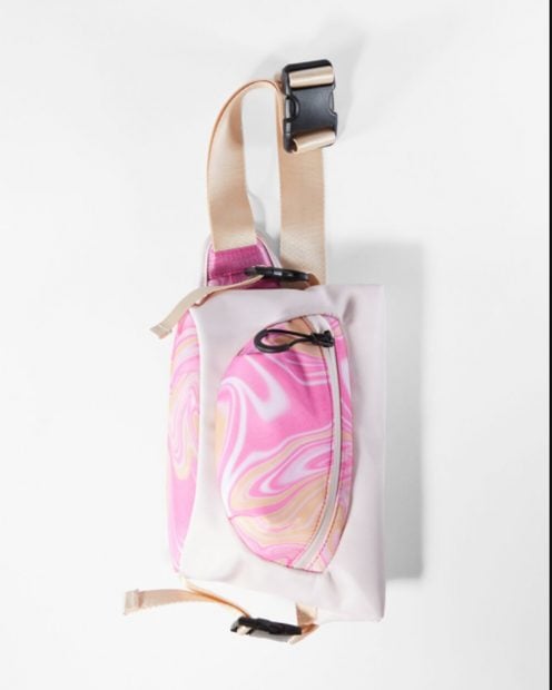 Ri&ntilde;onera tie-dye en tonos rosas de Bershka./Bershka
