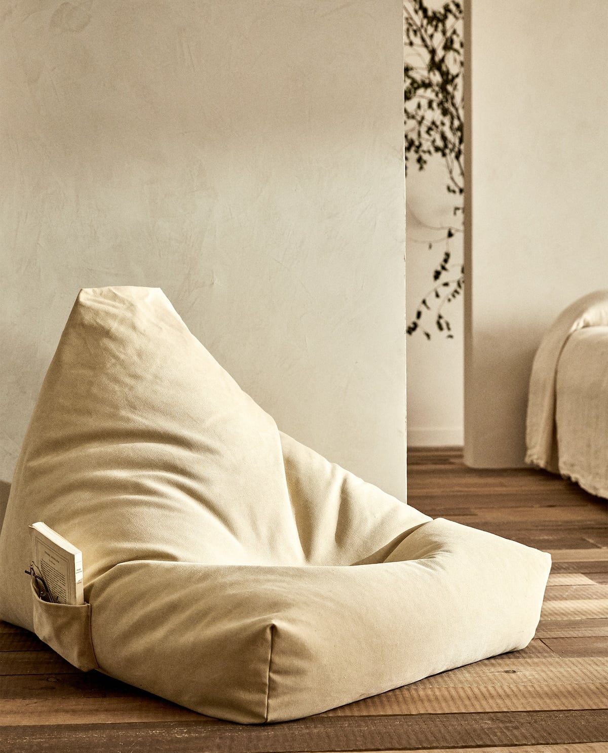 El puff de algod&oacute;n de Zara Home para amantes de la lectura