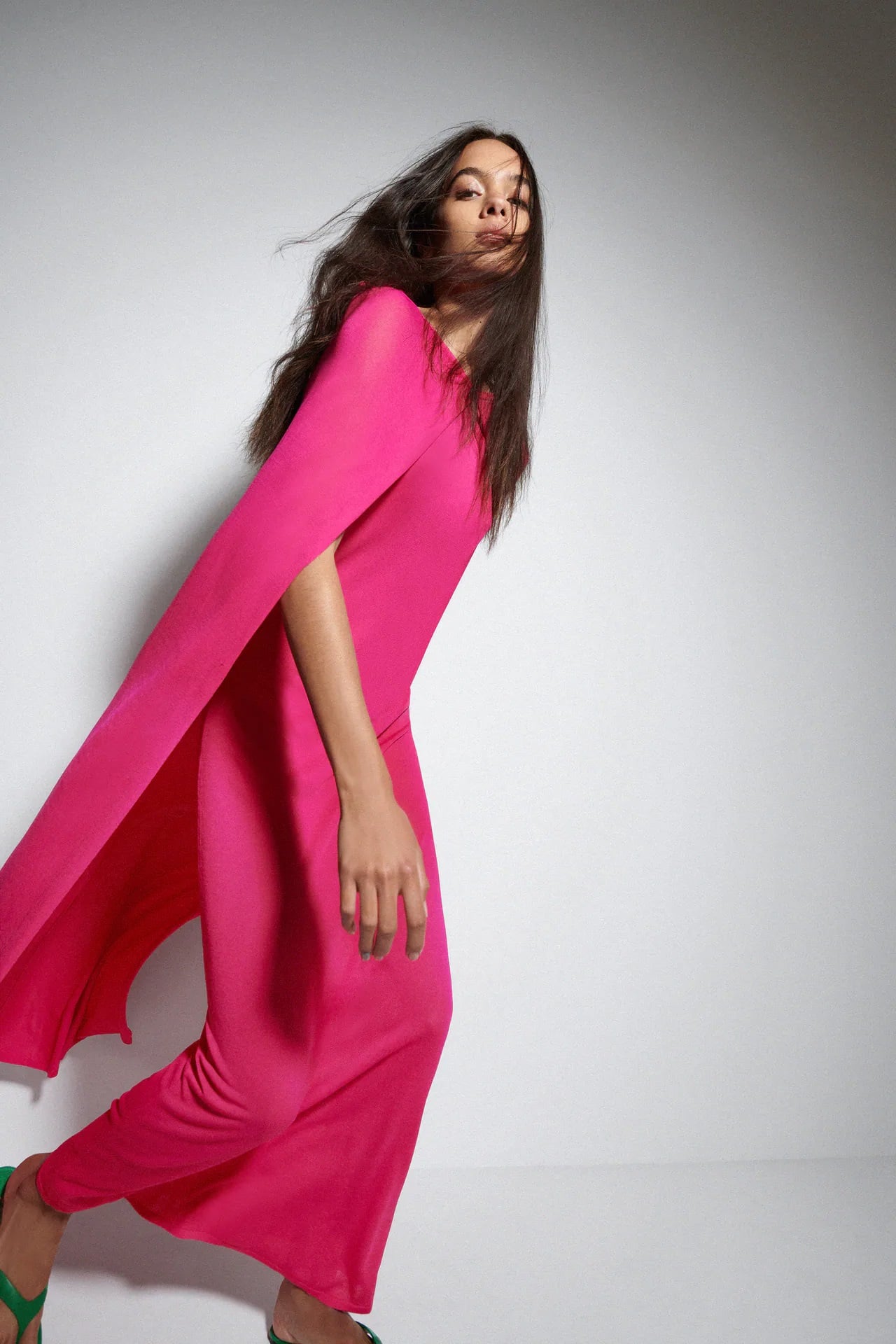 El vestido con capa de edici&oacute;n especial de Zara que te convertir&aacute; en la m&aacute;s elegante