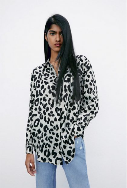 Camisa de sat&eacute;n con estampado de leopardo de Zara./Zara