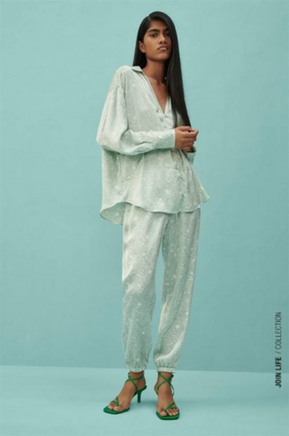 Conjunto satinado de Zara de pantal&oacute;n y camisa./Zara