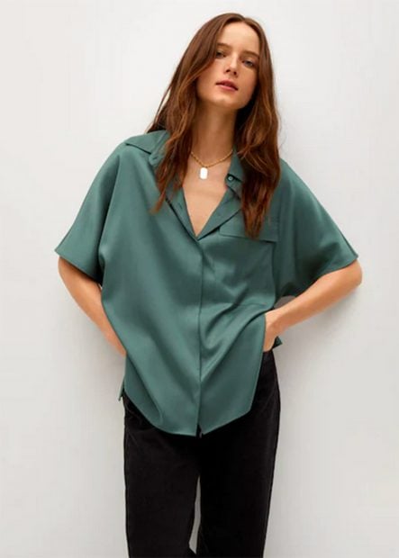 Camisa satinada en color verde de estilo oversize de Mango./Mango