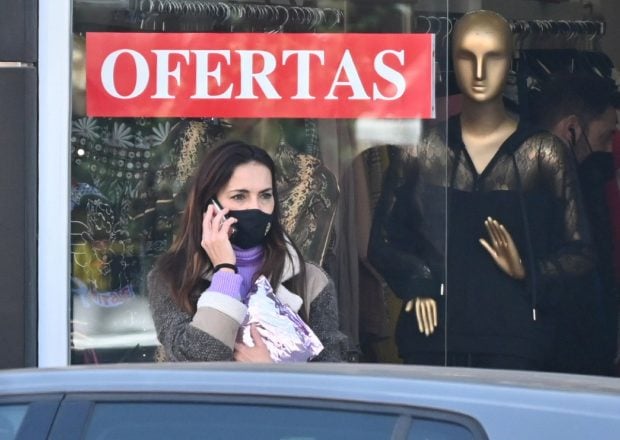Olga Moreno, a las puertas de su tienda en M&aacute;laga / Gtres