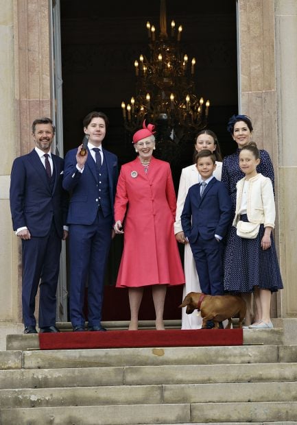 La reina Margarita ha apostado por un abrigo vestido en color rojo a juego con su tocado./Gtres