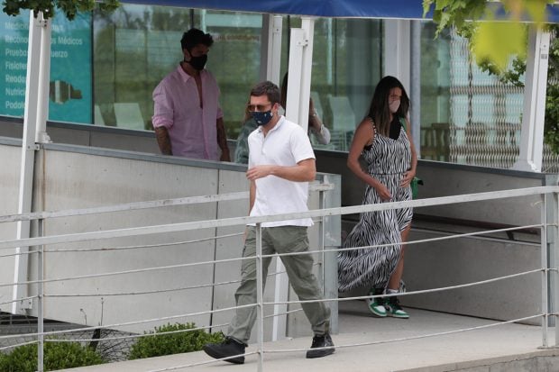 Diego y Laura Matamoros junto a Benji Aparicio paseando por Madrid./Gtres
