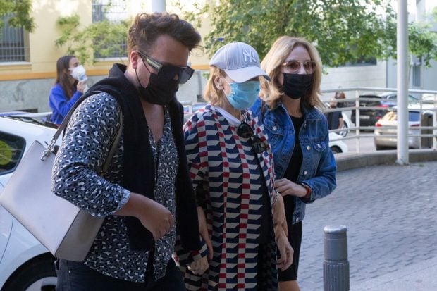 Mila Xim&eacute;nez, entrando al hospital junto a Bel&eacute;n Rodr&iacute;guez / Gtres