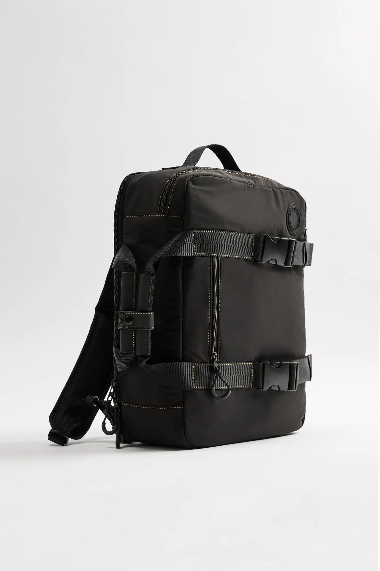 Zara rebaja su mochila convertible en maletín, la 2 en 1 más deseada