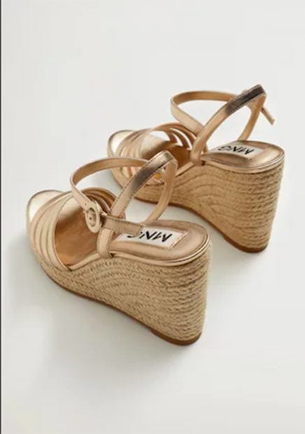 Cu&ntilde;as doradas de Mango por 39.99 euros./Mango