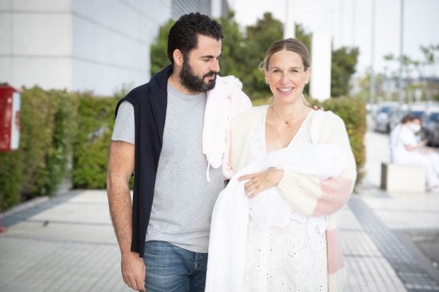 Carola Baleztena y Emiliano Su&aacute;rez, presentando a Juana, su primera hija en com&uacute;n / Gtres