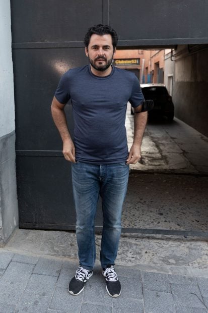 Emiliano Su&aacute;rez, posando a la entrada de su garaje donde realiza eventos / Gtres