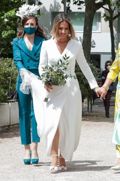  Salom&eacute; Gadea ha lucido un traje con abertura frontal de manga larga para el dia de su boda./Gtres