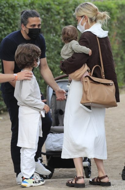 Marta Ortega junto a sus hijos y su marido, Carlos Torretta./Gtres