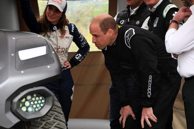 El duque de Cambridge ha podido probar la nueva modalidad deportiva 'Extreme E' con su creador./Gtres