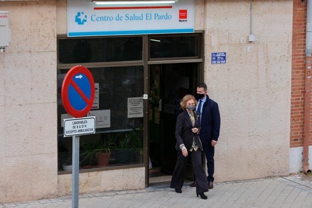 6- La reina Sof&iacute;a esper&oacute; su turno para la vacunaci&oacute;n y acudi&oacute; a su centro de salud para conseguir la inmunidad
