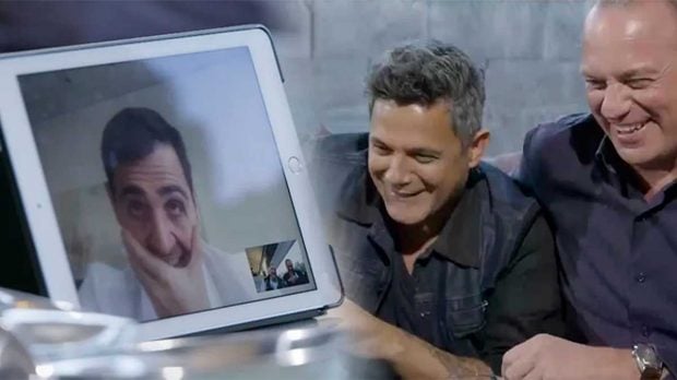Iker Casillas habla con Bert&iacute;n y Alejandro Sanz durante un programa de 'Mi Casa es la Tuya' / Telecinco