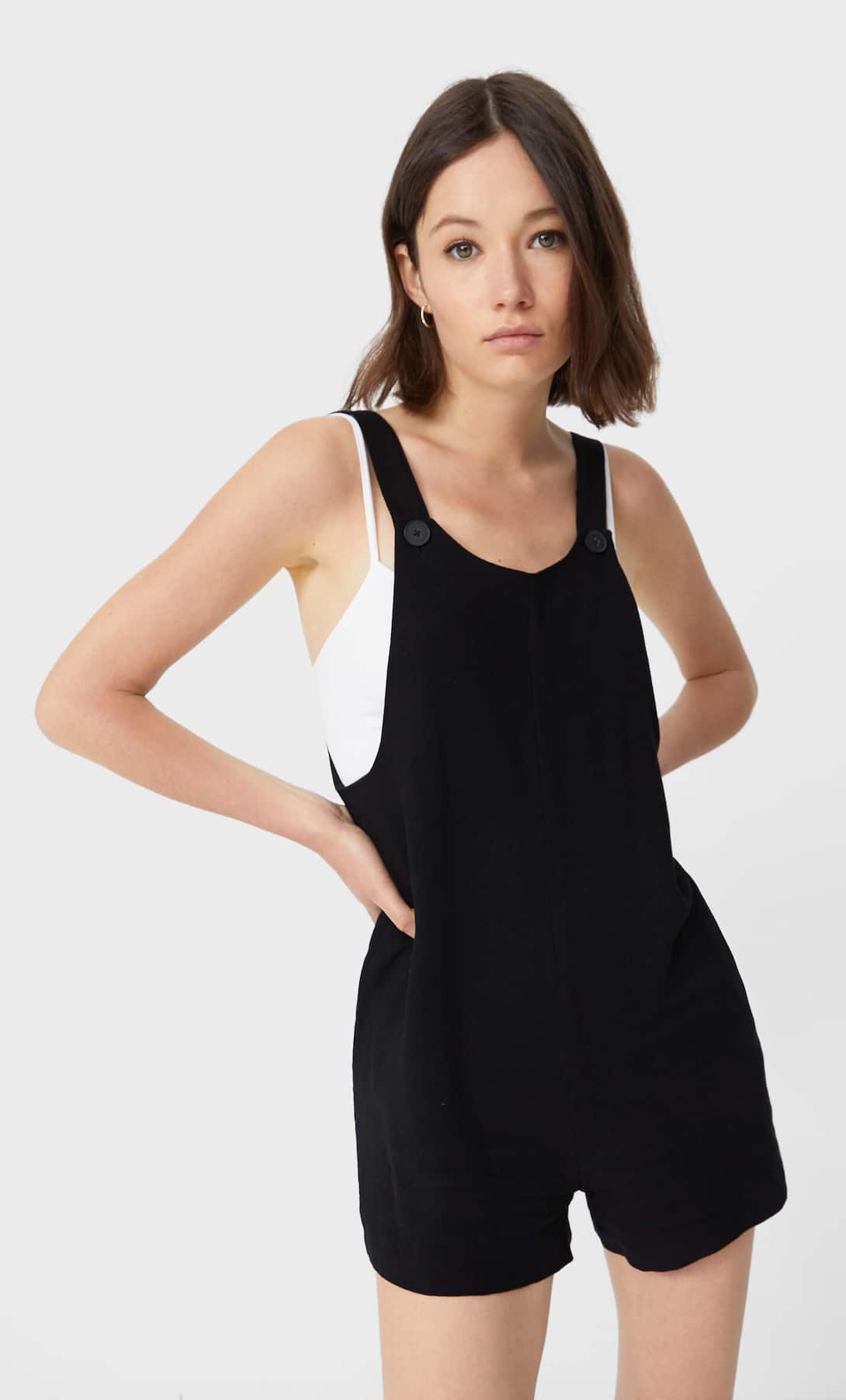 La prenda m&aacute;s c&oacute;moda de este verano 2021 es el nuevo peto corto de Stradivarius