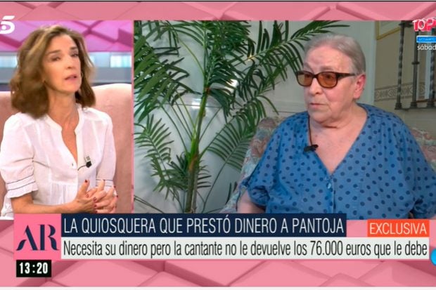 Paloma Garc&iacute;a Pelayo dando informaci&oacute;n sobre la quiosquera / Telecinco