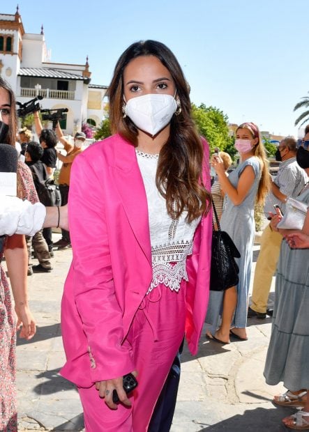 Gloria Camila se ha decantado por un traje de dos piezas compuesto por una blazer y pantal&oacute;n fucsia./Gtres