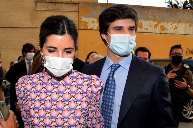 Carlos Fitz-James Stuart y Bel&eacute;n Corsini en el bautizo de su sobrina Rosario celebrado en Sevilla./Gtres