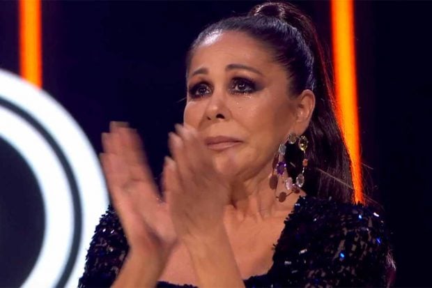 La int&eacute;rprete de 'Marinero de luces' no ha podido contener las l&aacute;grimas durante la acuaci&oacute;n del participante./Telecinco