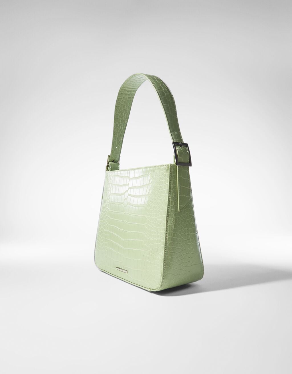 Bershka versiona el bolso de efecto cocodrilo de Chanel a todo color en estos modelos 