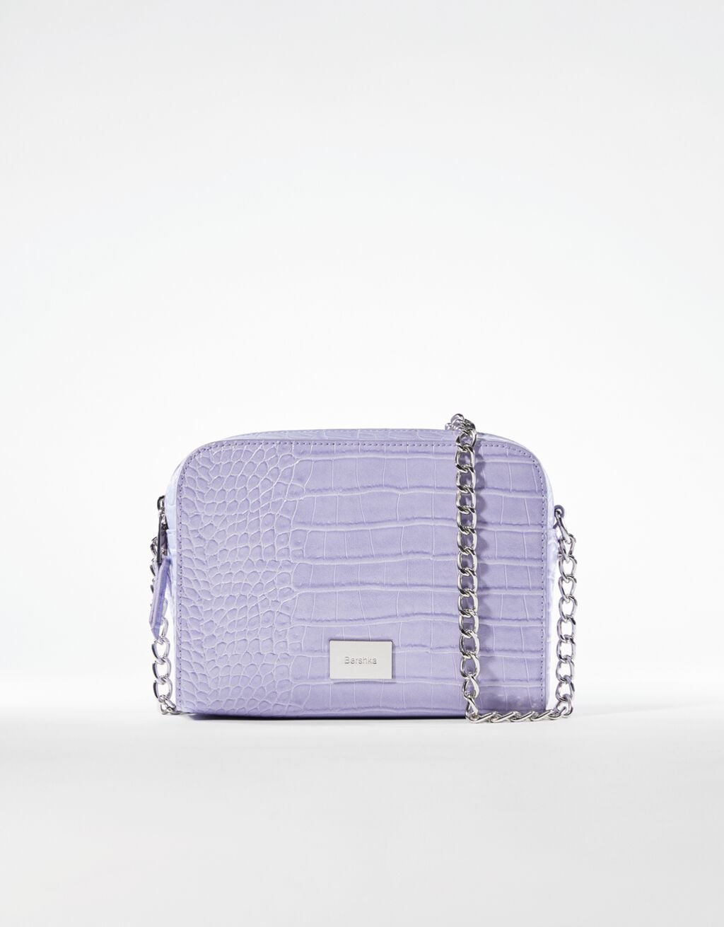 Bershka versiona el bolso de efecto cocodrilo de Chanel a todo color en estos modelos 