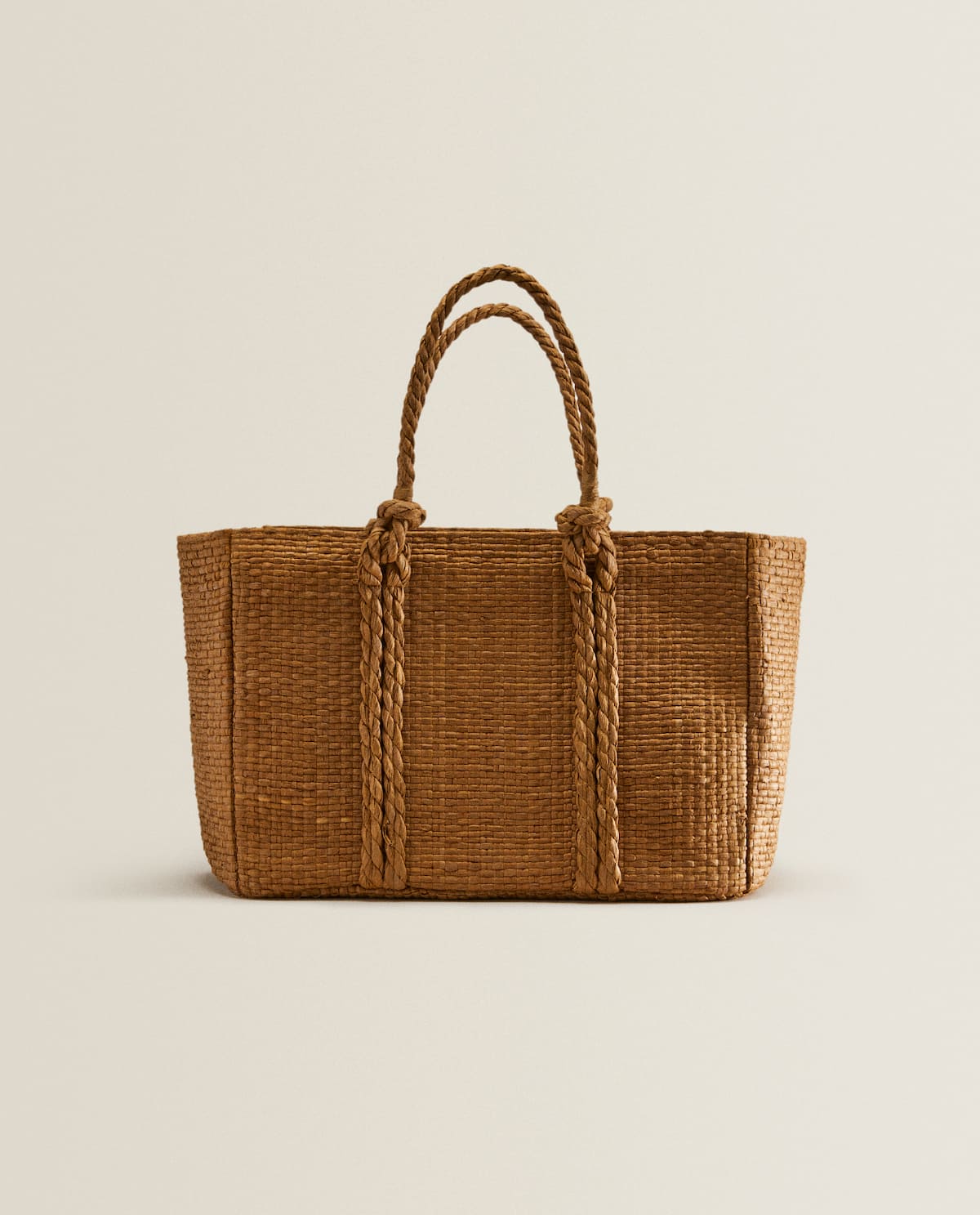 La cesta trenzada, el bolso de Zara Home para hacer la compra, ir a la playa o llevar el port&aacute;til